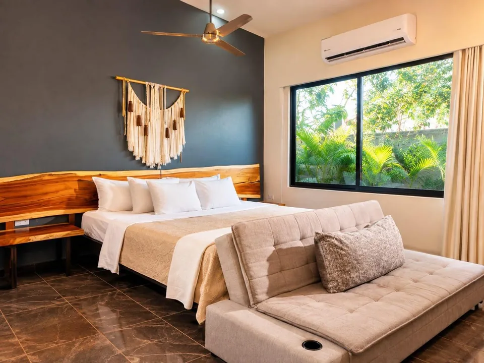 Habitación con cama King y ventana amplia al jardín