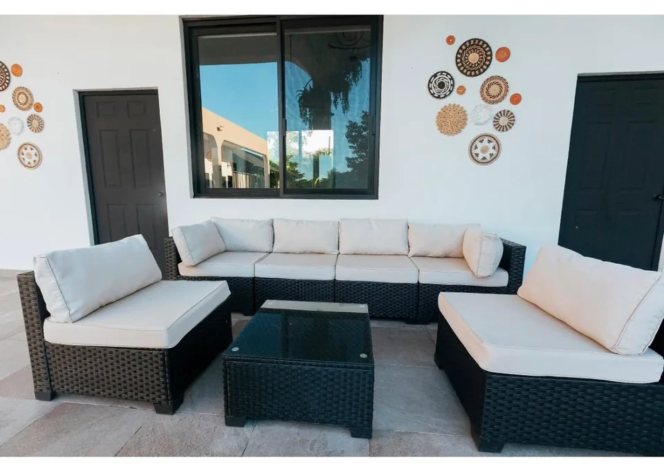 Sala lounge exterior frente a las habitaciones